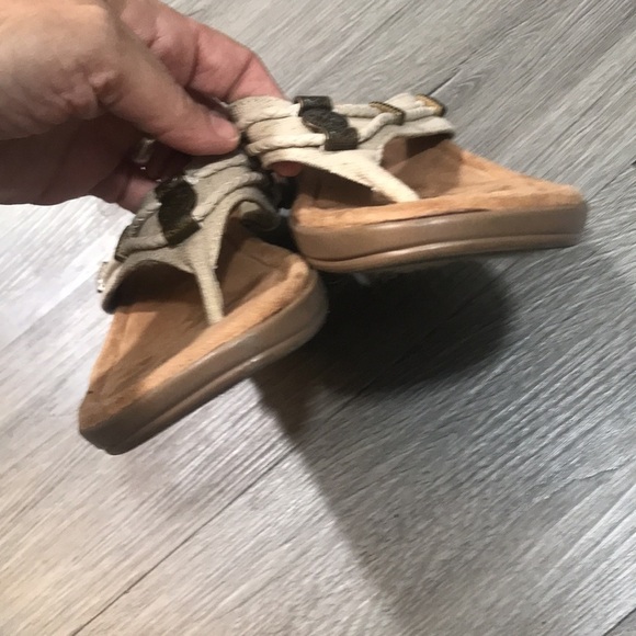 Minnetonka Natural Wheat & Medal Embellishments Flip Flop Sandals size 9 - Picture 3 of 9